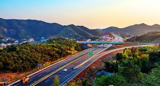 湖南高速公路集團(tuán)馬捷、何海鷹、秦朝陽(yáng)、王輝揚(yáng)、羅衛(wèi)華、汪小平、鄧曉靜、吳皓、譚紹富、周棟梁、鐘放平、邱少進(jìn)、肖玉輝領(lǐng)導(dǎo)班子