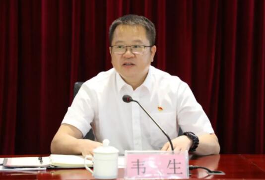 韋生簡歷：百色城市建設(shè)投資發(fā)展集團董事長韋生，曾任百投集團、百發(fā)集團董事長，西林縣委副書記