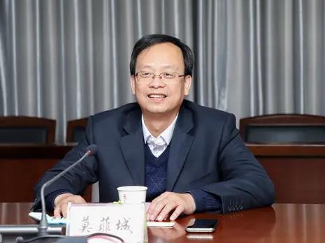 莫菲城簡歷：廣西地礦局副局長莫菲城，曾任廣西農(nóng)投集團(tuán)總經(jīng)理、平陸運河集團(tuán)總經(jīng)理、南寧糖業(yè)董事長
